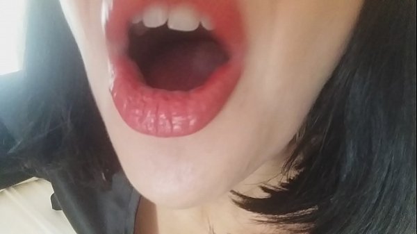 Con yêu, mẹ kế của con sẽ không cho con đi học hôm nay ... Mẹ cần con quá ...