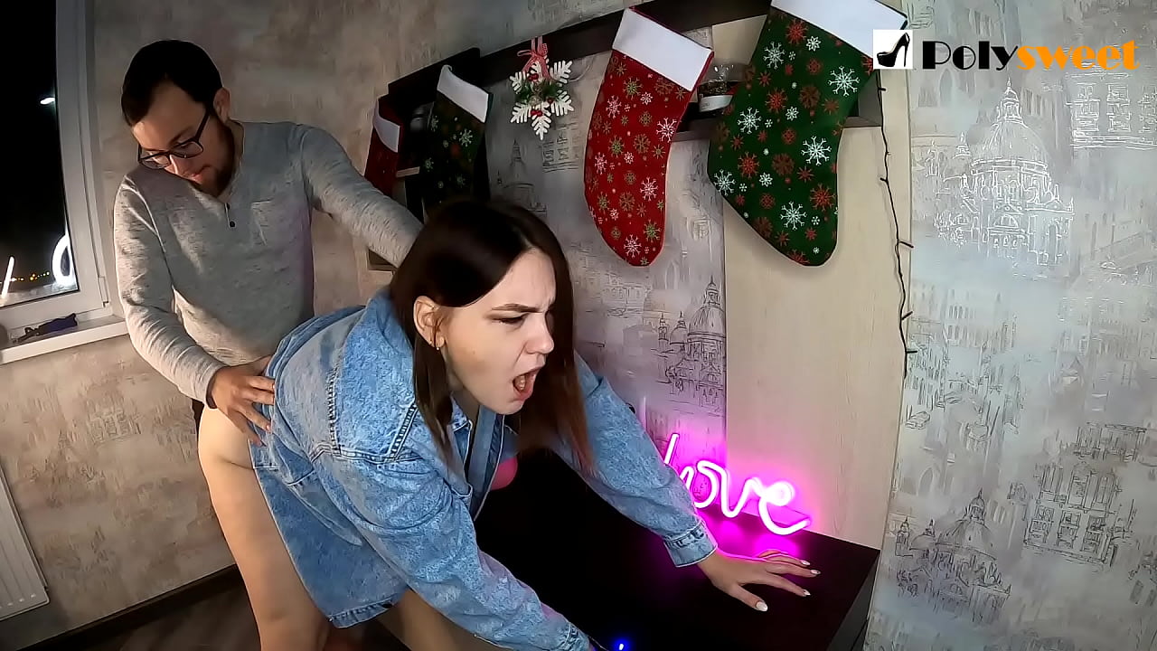 Anh chàng thích làm tình một cô gái xinh đẹp với kiểu tóc đuôi ngựa trong đít với miệng và tinh ranh