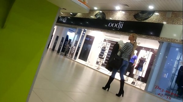 Gà mát mẻ trong siêu thị.